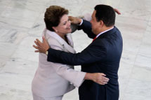 Presidents Rousseff and Chavez (Reuters/Ueslei Marcelino)