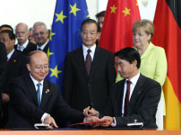German and Chinese ministers signing a treaty in Berlin (Reuters/Fabrizio Bensch)