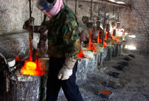 A worker pours Lathanum into a mould (Reuters/David Gray)