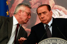 Finance Minister Tremonti (L) and Prime Minister Berlusconi (Reuters/Tony Gentile)