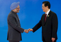  India's Prime Minister Manmohan Singh (L) and China's President Hu at BRICS meeting (Reuters)
