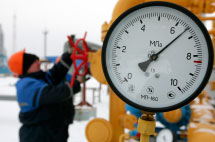 Technician turning valve on Yamal pipeline(Reuters) 