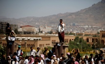 Anti-government protesters attend a mass funeral for protesters and defected army soldiers killed in recent clashes with security forces in Sanaa.(Reuters/Khaled Abdullah )