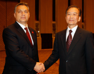 China's Premier Wen Jiabao (R) shakes hands with Hungary's Prime Minister Viktor Orban before their meeting in Shanghai(Reuters/Aly Song)