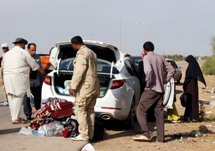 Anti-Gaddafi fighters search through passenger vehicles ferrying families fleeing Sirte (Reuters/Saad Shalash)
