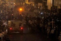 Egyptian Christians clash with soldiers and riot police during a  protest in Cairo.(REUTERS/Amr Abdallah Dalsh)