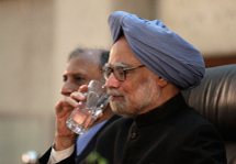 India's Prime Minister Manmohan Singh drinks after his speech at the  University of Dhaka.(REUTERS/Andrew Biraj)