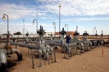 A worker checks pipes and valves at Amaal oil field in eastern Libya.(REUTERS/Ismail Zitouny)