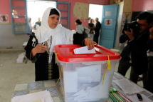 Manoubia Bou Azizi casts her vote at polling station in Marsa  district, north of Tunisia.(REUTERS/Jamal Saidi)