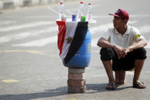 Street vendor selling drinks in Cairo (REUTERS/Amr Abdallah Dalsh) 