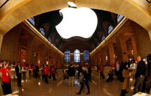 Apple Store in New York City's Grand Central Station. (REUTERS/Mike  Segar) 