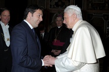 Pope Benedict XVI greeting Florence's Mayor Matteo Renzi. (REUTERS/Osservatore Romano)