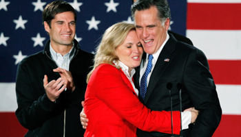 Republican presidential candidate Mitt Romney hat his Iowa Caucus night rally. (REUTERS/Rick Wilking)