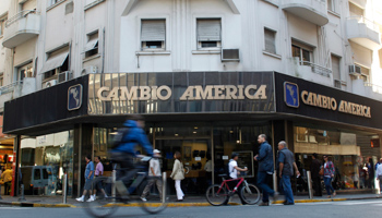 A foreign exchange house in the financial district of Buenos Aires. (REUTERS/Enrique Marcarian)