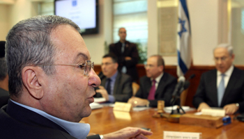 Israel's Defence Minister Ehud Barak sits across from Prime Minister Benjamin Netanyahu. (REUTERS/Gali Tibbon/Pool)