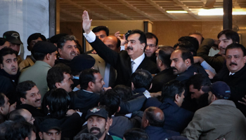 Pakistan Prime Minister Yusuf Raza Gilani waves after arriving to the Supreme Court in Islamabad.  (REUTERS/Mian Kursheed)