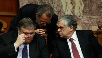 Greek Prime Minister Lucas Papademos talks with government spokesman Pantelis Capsis and Finance Minister Evangelos Venizelos. (REUTERS/John Kolesidis)