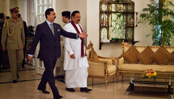 Pakistan's PM Gilani and Sri Lanka's President Rajapaksa. (REUTERS/Mian Kursheed)