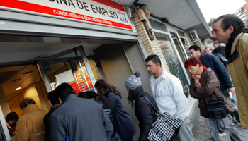 People enter an employment office in Madrid. (REUTERS/Andrea Comas)