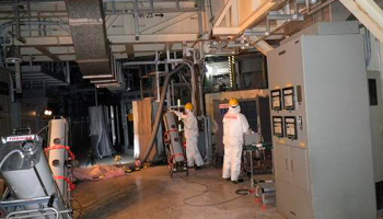 Workers conduct measurements inside the Tokyo Electric Power Co. (TEPCO)'s Fukushima Daiichi nuclear power plant No. 2 reactor. (REUTERS/Soo Hoo Zheyang)