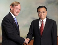 Vice-premier Li Keqiang shakes hand with World Bank President Robert Zoellick (REUTERS/CDIC)