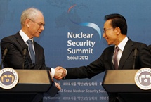 South Korean President Lee and European Council President Van Rompuy at the Seoul Nuclear Security Summit(REUTERS/Lee Jae Won)
