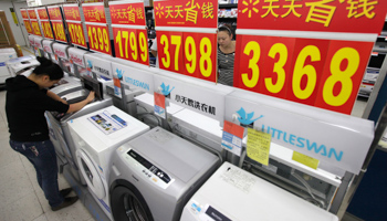 Customers inspect washing machines at a supermarket in Wuhan. (REUTERS/Darley Shen)