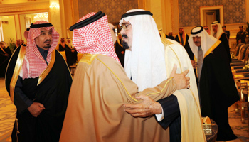 Saudi Arabia's King Abdullah welcomes Bahrain's King Hamad. (REUTERS/Handout)