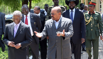 AU mediator Thabo Mbeki with Sudanese President Omar al-Bashir and South Sudanese President Salva Kiir. (REUTERS/RIA Novosti)