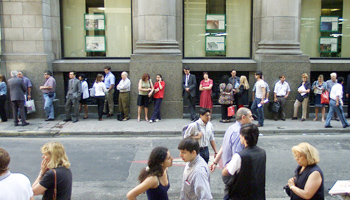 Buenos Aires residents queue to enter a bank in December 2001. (REUTERS/Enrique Marcarian)