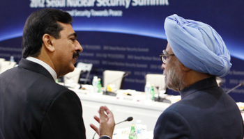 Pakistan's PM Gilani speaks to India's PM Singh during the Nuclear Security Summit in Seoul. (REUTERS/Larry Downing)