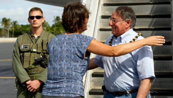 US Defense Secretary Leon Panetta arrives in Hawaii at the start of his trip to Asia. (REUTERS/POOL New)