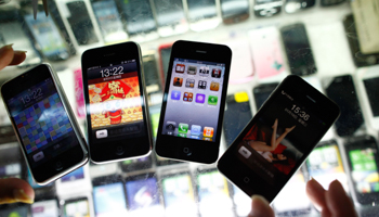 Fake iPhones are displayed at a mobile phone stall in Shanghai. (REUTERS/Jianan Yu)