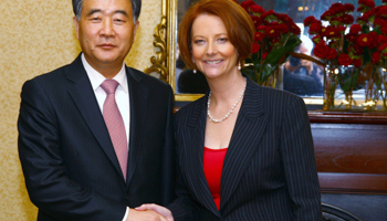 Guangdong Party Secretary Wang Yang meets Australian Prime Minister Julia Gillard in Sydney. (REUTERS/POOL New)