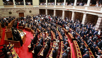 Newly appointed lawmakers are sworn in at the parliament in Athens. (REUTERS/John Kolesidis)