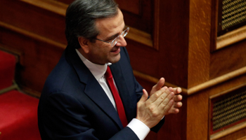 Prime Minister Antonis Samaras applauds after a vote of confidence in parliament. (REUTERS/Yorgos Karahalis)