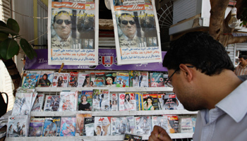 A man reads the headlines of local newspapers in Cairo (REUTERS/Ammar Awad)