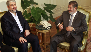 Egypt's President Mohammed Morsi meets with Hamas leader Khaled Meshaal at the presidential palace in Cairo (REUTERS/Amr Dalsh)