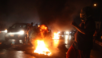 Relatives of abducted Lebanese Shi'ite pilgrims burn tyres to block the road (REUTERS/Stringer)