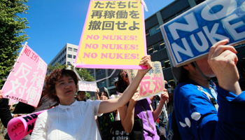 Anti-nuclear protesters hold a rally outside the prime minister's official residence (REUTERS/Yuriko Nakao)