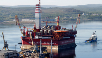 A floating oil platform in Murmansk (REUTERS/Stringer Russia)