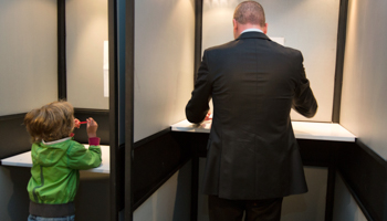 Socialist Party leader Diederik Samsom casts his ballot (REUTERS/Michael Kooren)