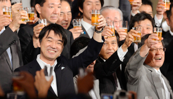 Toru Hashimoto toasts with members of the Japan Restoration Society (REUTERS/Kyodo)