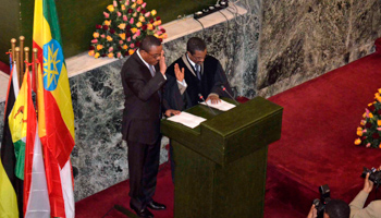 Hailemariam Desalegn takes the oath of office (REUTERS/Stringer)