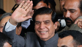 Prime Minister Raja Pervez Ashraf arrives at the Supreme Court (REUTERS/Mian Kursheed)