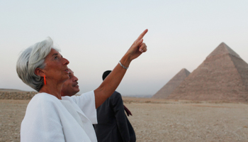 IMF Managing Director Lagarde tours the pyramids in Giza (REUTERS/Asmaa Waguih)