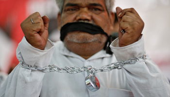 A trader protests against the government's decision to allow foreign direct investment in the retail sector (REUTERS/Adnan Abidi)