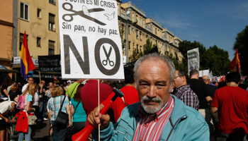 A demonstrator protests against austerity cuts in Madrid (REUTERS/Andrea Comas)