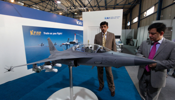 Officials look at a fighter jet model at a defence and security fair in Baghdad (REUTERS/Saad Shalash)