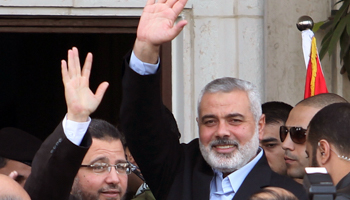 Egyptian Prime Minister Hisham Qandil and senior Hamas leader Ismail Haniyeh in Gaza City (REUTERS/Ahmed Zakot)